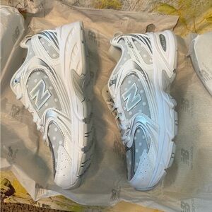 *NEW* New Balance 530 White and Silver Polka Dot Sneakers